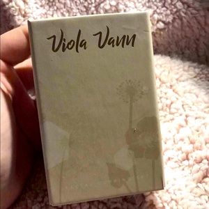 Viola van face cupping therapy